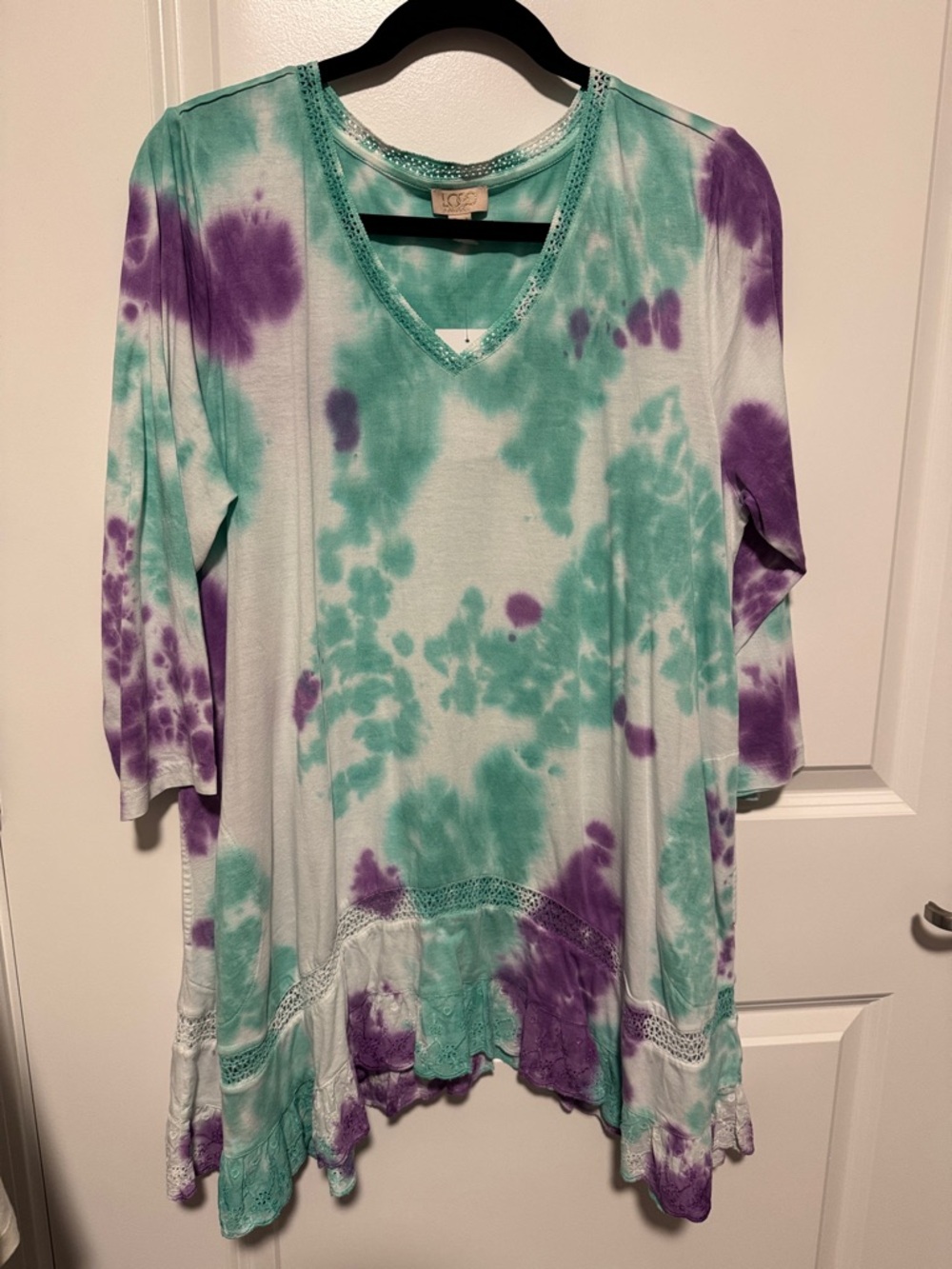 LOGO LAVISH by Lori Goldstein Teal & Purple Tie-Dye V-Neck Sharkbite top. NWT.